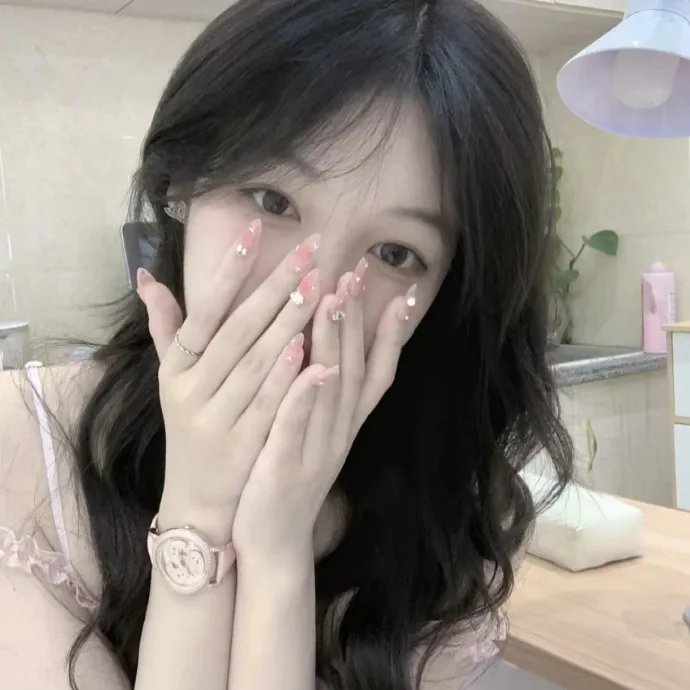 戴流苏耳环的少女